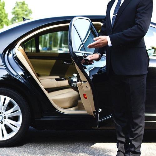 Elevate your Toronto airport limo transportation with online booking.